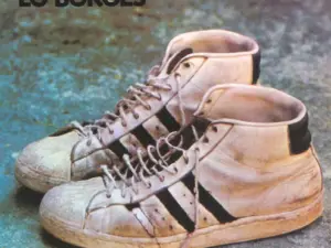 Capa do álbum “Disco do Tênis”, de Lô Borges, mostrando um tênis surrado sobre fundo neutro.