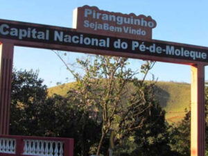 Fachada na entrada da cidade de Piranguinho, conhecida como a Capital do Pé de Moleque.