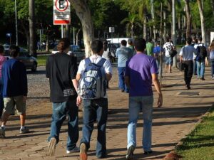 Alunos caminhando pelo campus da UFMG.