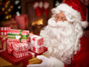 papai noel segurando presentes