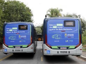 Dois ônibus em pista durante o dia.