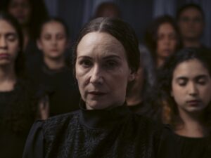 Encenação destaca tensões familiares e resistência feminina em duas noites de apresentação