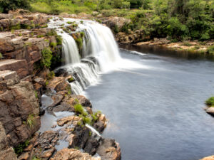 Defesa Civil e Corpo de Bombeiros devem ser acionados em casos de emergência; na imagem, a Cachoeira Grande, na Serra do Cipó