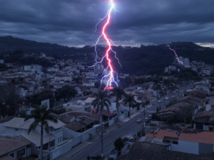 montagem de Itabira com raio de Stranger Things