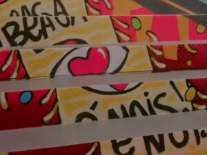 Escadas do Mercado Novo recebem intervenção artística patrocinada pela Buser, transformando o espaço em um percurso cultural que celebra a identidade e as cores de Belo Horizonte