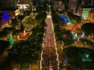 Imagem da vista de cima da Praça da Liberdade em BH, com luzes de natal à noite.
