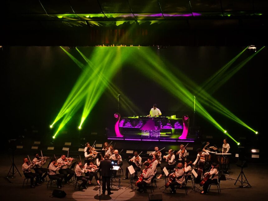 DJ KVSH durante a performance com a Orquestra Ouro Preto, que uniu beats eletrônicos e arranjos sinfônicos