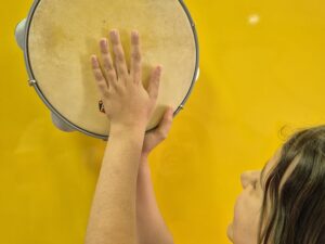 Oficina de música reúne crianças e adultos no CCBB