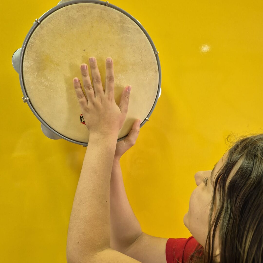 Oficina de música reúne crianças e adultos no CCBB