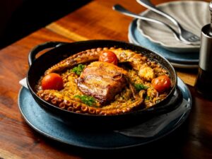 Ambientes abertos, pratos leves e inspiração no litoral transformam bares de Belo Horizonte em opções para aproveitar o clima de verão na cidade