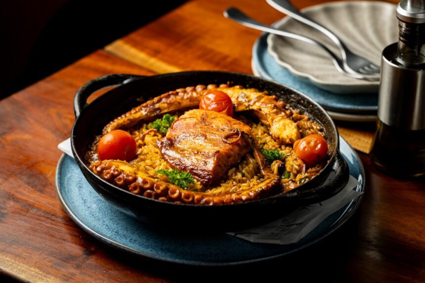 Ambientes abertos, pratos leves e inspiração no litoral transformam bares de Belo Horizonte em opções para aproveitar o clima de verão na cidade