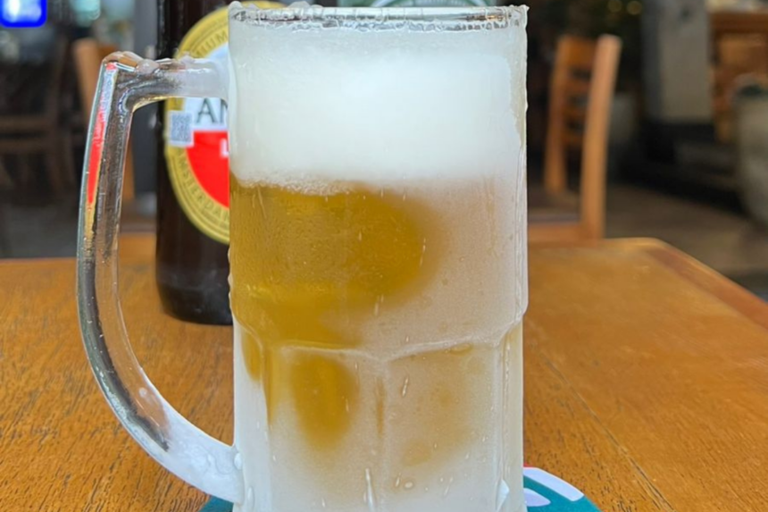 Bar Mercado Central celebra os títulos de Cerveja Mais Gelada de Minas e 3ª Melhor Estufa de MG, reconhecimentos que movimentaram a cena gastronômica da cidade