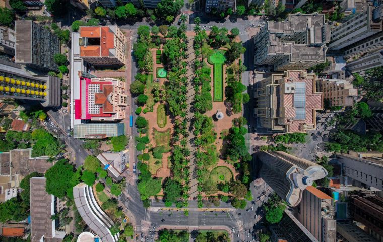 Vista aérea de uma praça arborizada cercada por prédios e avenidas em Belo Horizonte.