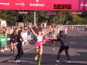 Amanda Aparecida de Oliveira celebra a vitória histórica na Volta Internacional da Pampulha, em Belo Horizonte