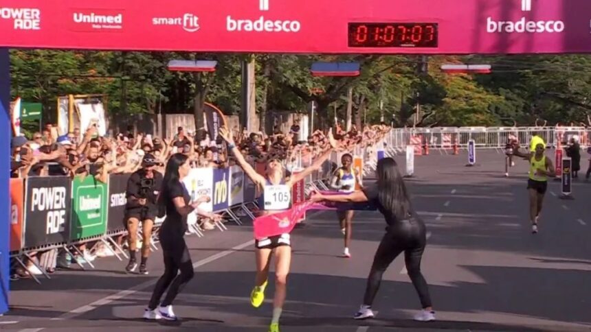 Amanda Aparecida de Oliveira celebra a vitória histórica na Volta Internacional da Pampulha, em Belo Horizonte