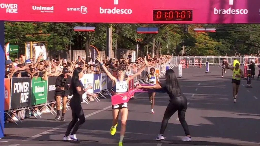 Amanda Aparecida de Oliveira celebra a vitória histórica na Volta Internacional da Pampulha, em Belo Horizonte