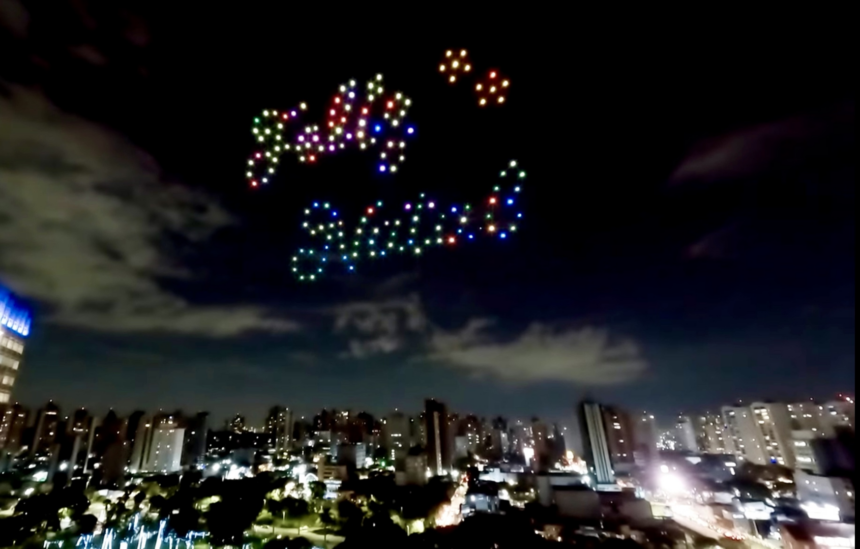 Serão 11 minutos de coreografia aérea dos drones