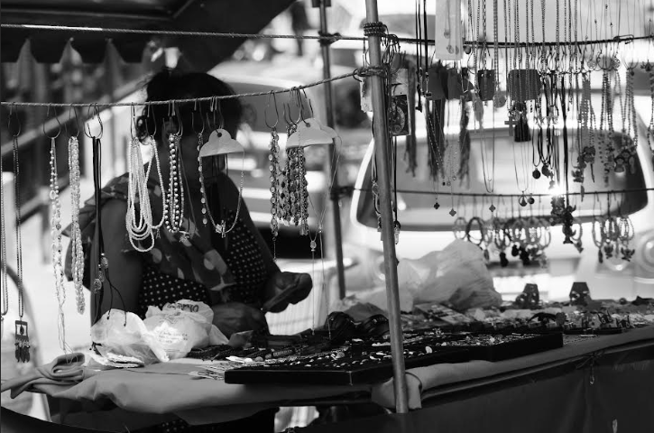mulher vendendo bijuterias em barraca