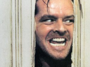 Homem com o rosto na porta, após ter quebrado ela.