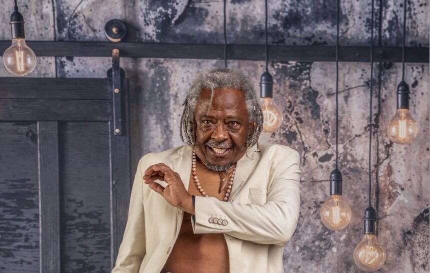 Maurício Tizumba em performance no Tambores de Natal, que completa 22 anos em 2025