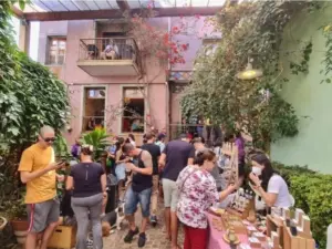 Imagem mostra espaço do evento com várias plantas e pessoas caminhando.