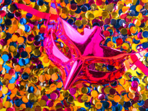 Composição de carnaval colorido com máscaras