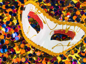 Composição de carnaval colorido com máscaras