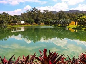 Lago com construções ao fundo