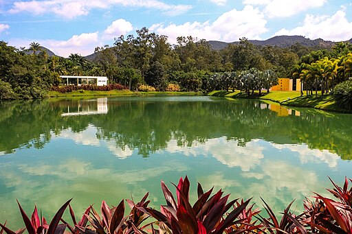 Lago com construções ao fundo