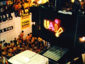 Reencontro dos Blocos do Carnabelô resgata o carnaval fora de época dos anos 1990 e abre oficialmente o Carnaval de Belo Horizonte em 2026, no entorno do Mineirão