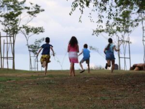 Programação “Férias no Memorial” oferece atividades culturais gratuitas para crianças e jovens, com contação de histórias, oficina de Stop Motion e exibição de filme no Memorial Brumadinho