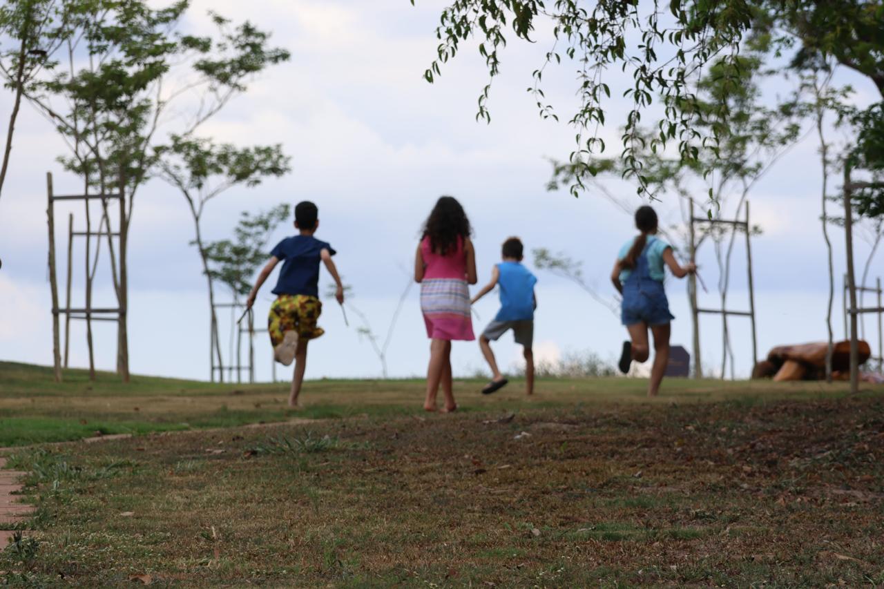 Programação “Férias no Memorial” oferece atividades culturais gratuitas para crianças e jovens, com contação de histórias, oficina de Stop Motion e exibição de filme no Memorial Brumadinho