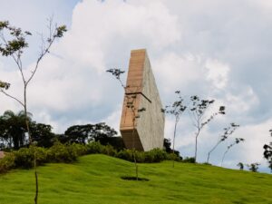 Escultura “Cabeça que sente e chora” integra o percurso do Memorial Brumadinho e simboliza a dor, a memória e o testemunho das vítimas e de seus familiares