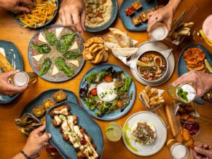 Bares e restaurantes espalhados por diferentes regiões ajudam turistas a conhecer Belo Horizonte a partir da gastronomia durante as férias