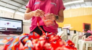 PBH inicia entrega de credenciais para 14 mil ambulantes no Carnaval de BH