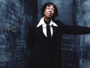 Em 1976, Djavan iniciou sua trajetória com o lançamento de “A Voz, o Violão, a Música de Djavan” sem imaginar que se tornaria um dos maiores ícones da música popular brasileira