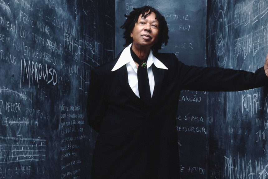 Em 1976, Djavan iniciou sua trajetória com o lançamento de “A Voz, o Violão, a Música de Djavan” sem imaginar que se tornaria um dos maiores ícones da música popular brasileira