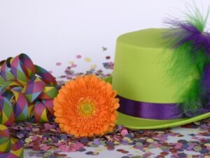 A foto de alta resolução livre de flor, pétala, laranja, Comida, verde, carnaval, cor, chapéu, colorida, pena, material, Confete, palhaço, tolet, engraçado, Gerbera, Carneval, buquê de flores, flâmula