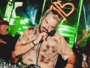 Festa ocupa a cidade no dia 14 de fevereiro, com clima coletivo, pista quente e proposta potente para abrir a noite carnavalesca