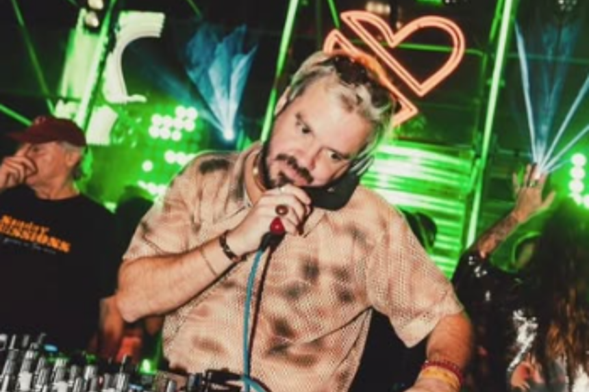 Festa ocupa a cidade no dia 14 de fevereiro, com clima coletivo, pista quente e proposta potente para abrir a noite carnavalesca