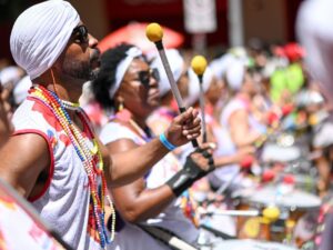 O Baianas Ozadas leva para a Savassi o axé e os ritmos afro-brasileiros que fazem o público dançar do começo ao fim