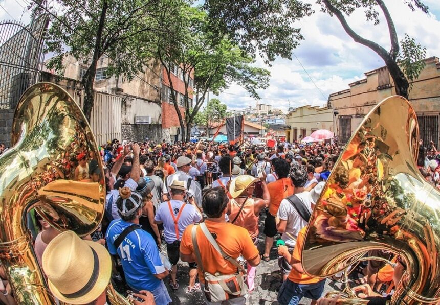 Lista reúne horários e locais dos blocos que desfilam neste sábado (31) e marcam o início do pré-Carnaval em BH.