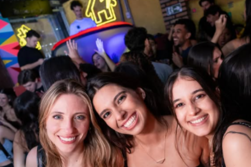 Noite reúne música dos anos 80, 90 e brasilidades, com show do Bloco do Veludo