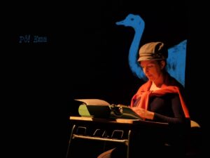 Cena da performance poética “Pô!Ema”, do grupo Eranos Círculo de Arte, que integra a Mostra “Primeira Infância em Férias” e convida crianças a partir de 3 anos a participar da criação de poemas em cena