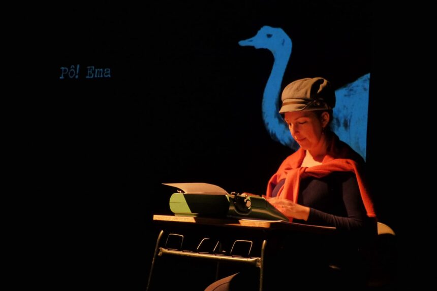 Cena da performance poética “Pô!Ema”, do grupo Eranos Círculo de Arte, que integra a Mostra “Primeira Infância em Férias” e convida crianças a partir de 3 anos a participar da criação de poemas em cena