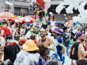 Foliões lotam as ruas no último dia do Carnaval de Belo Horizonte, que reúne blocos em diferentes bairros da capital neste domingo (22)