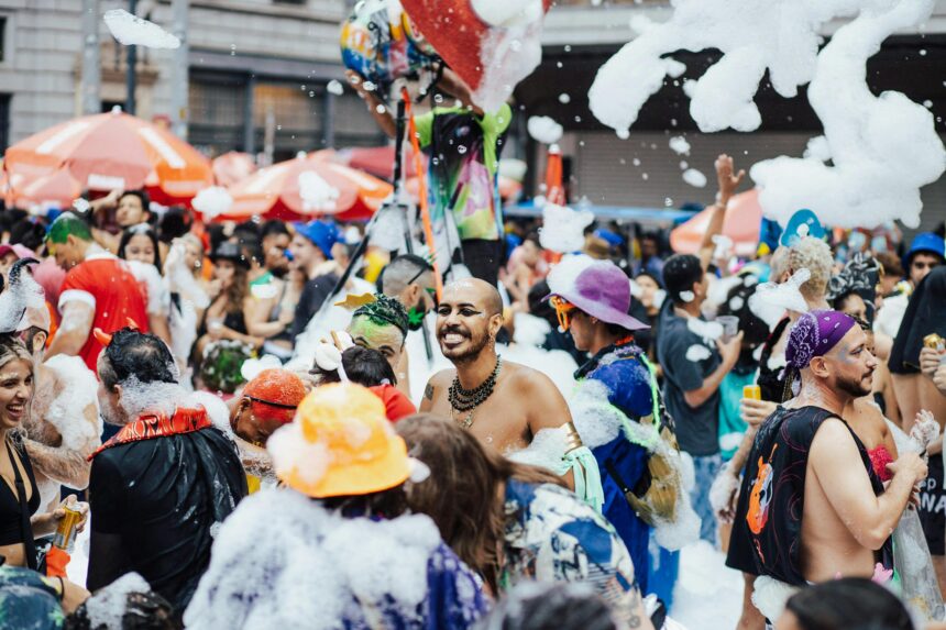 Foliões lotam as ruas no último dia do Carnaval de Belo Horizonte, que reúne blocos em diferentes bairros da capital neste domingo (22)