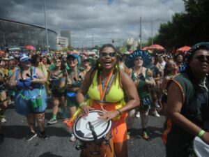 Encontro aberto ensina ritmos de Carnaval e convida o público a viver a batucada de um bloco de rua
