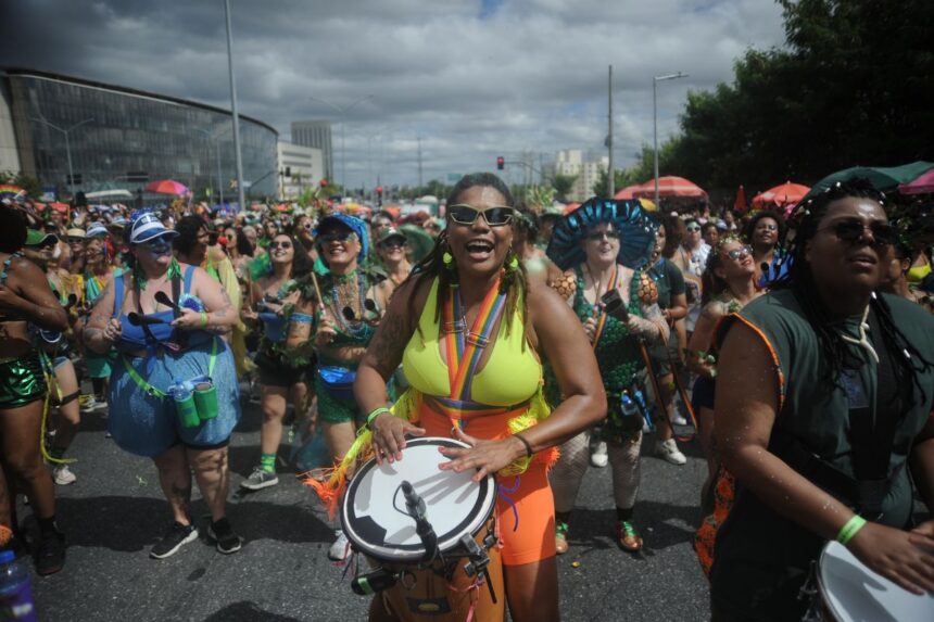 Encontro aberto ensina ritmos de Carnaval e convida o público a viver a batucada de um bloco de rua