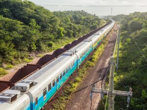 Trem de passageiros da Vale na Estrada de Ferro Vitória a Minas, que passou a operar viagens noturnas durante os períodos de férias